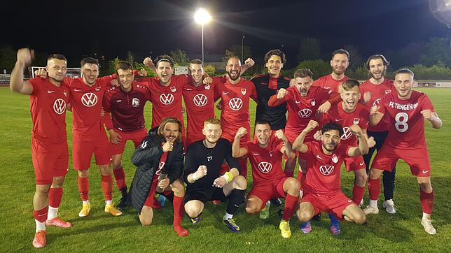 So seh&lsquo;n Sieger aus: Der FC Tiengen 08 feierte das 4:2 im Halbfinale gegen den Lokalrivalen VfB Waldshut und seinen dreifachen ...