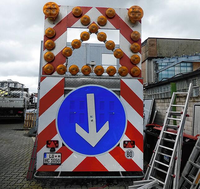 Kennt jeder von der Autobahn. Oft sind diese Fahrzeuge zur Verkehrssicherung von der Firma Hery.