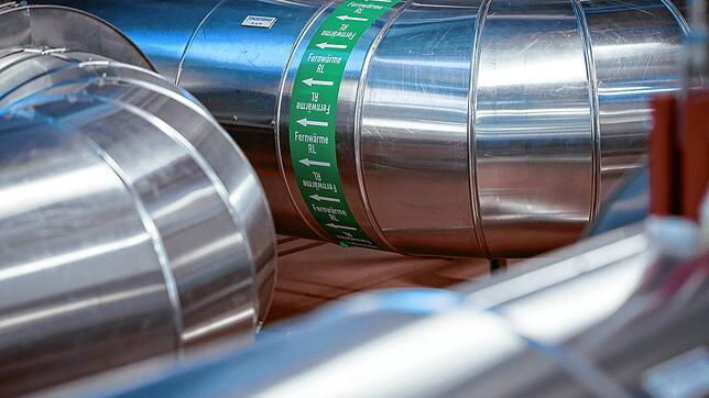 Fernwärme-Rohre einer Wind-zu-Wärme-Anlage.