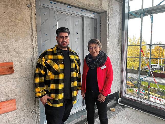 Claudia Vallentin (Ärztliche Direktorin) und Lorenzo Fenech (Pflegedienstleiter) vor dem neuen Fahrstuhl, der künftig auch Platz für ...