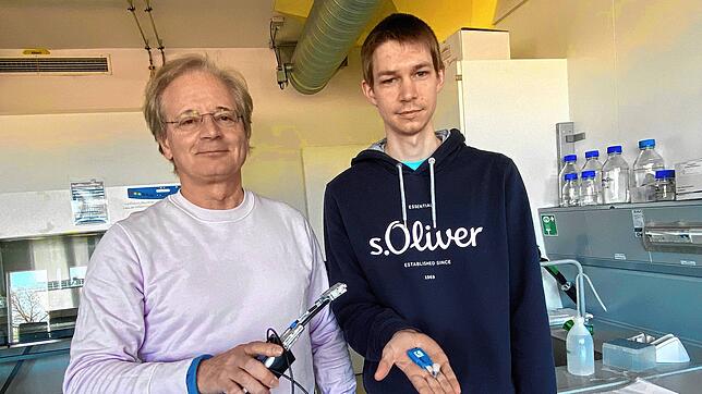 Hans-Peter Deigner von der Hochschule Furtwangen (HFU) und Doktorand Oliver Riester (rechts) haben eine neue Möglichkeit entwickelt, um ...