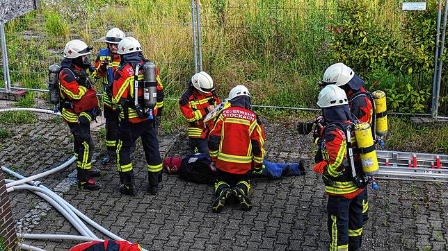 Ein Teil der Einsatzkräfte kümmert sich um eine gerettete Person, hier eine Übungspuppe.
