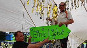Marius Seifried (links) und Dimitri Cafaro vom fleißigen Helferteam, das die komplette Infrastruktur in der Natur beim „Hüttenbühl“ ...