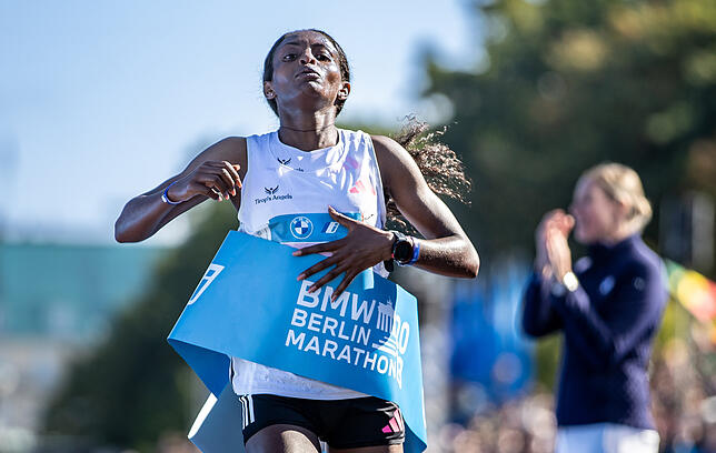 Tigst Assefa aus Äthiopien läuft 2023 beim BMW Berlin Marathon als erste Frau durchs Ziel und erreicht damit einen neuen Weltrekord.