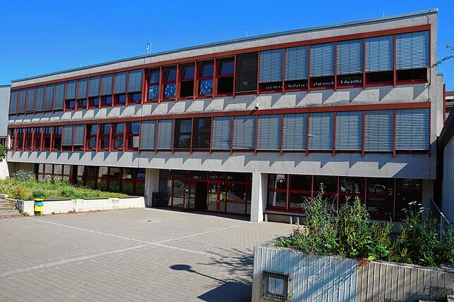 Die Werner-Kirchhofer-Realschule wird nach der Fertigstellung des Neubaues für die Hans-Thoma-Schule einige sanierte Räume der ...