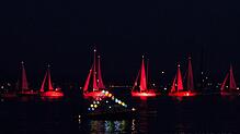 Mit rot beleuchteten Segeln boten die Yachten des Wassersportclubs Fischbach einen romantischen Anblick.