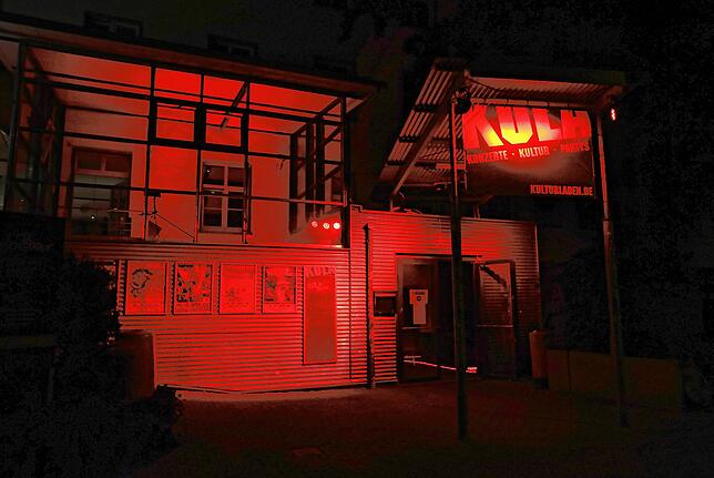 Bild 7: Bilder der &bdquo;Night of Light&ldquo;: Die Konstanzer Wahrzeichen und Veranstaltungshäuser in rotes Licht getaucht