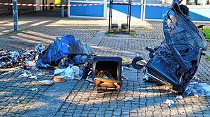 So sieht es einen Tag nach dem Brand der Mülltonnen am Montagabend an der Kasimir-Walchner-Schule in Pfullendorf aus. Die Stadt reagiert ...