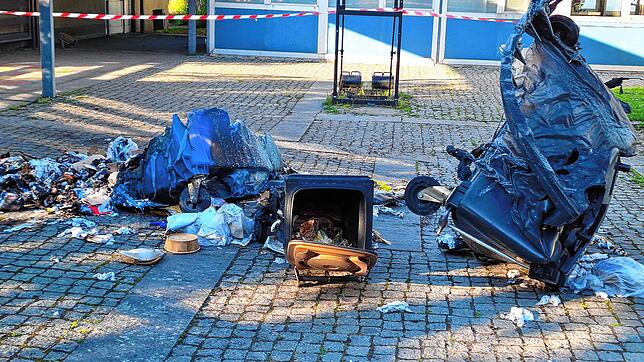 So sieht es einen Tag nach dem Brand der Mülltonnen am Montagabend an der Kasimir-Walchner-Schule in Pfullendorf aus. Die Stadt reagiert ...