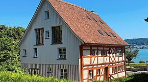 Mit Blick auf den Bodensee: Die Rückseite der alten Vogtei in Bodman erstrahlt auch schon wieder in neuem Glanz. Noch viel ...