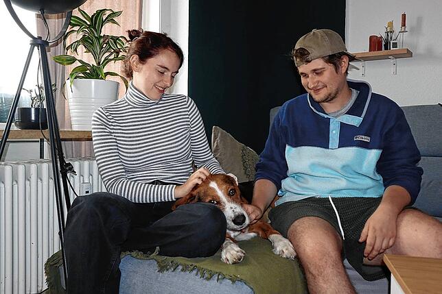 Verliebt schauen Isabella Isele und Jean-Marcel Rieger ihren zotteligen Luis an. Ihr Herzenswunsch nach einem Hund ist in Erfüllung ...