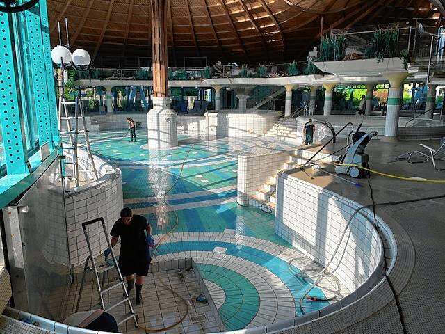 Die Wasserbecken werden aufwändig von Hand gereinigt.