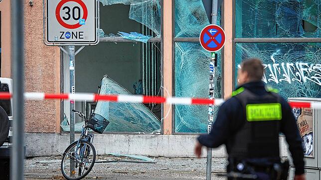Durch die Explosion einer mutmaßlichen Kugelbombe sind zahlreiche Fensterscheiben in einer Straße im Berliner Stadtteil Schöneberg zu ...