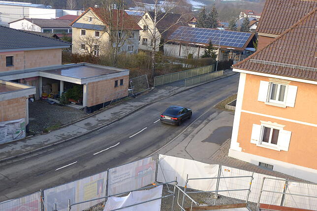 Die Brücke im Zuge der L 204 über die Deggenhauser Aach in Untersiggingen muss komplett neu gebaut werden. Im Hintergrund mit der ...
