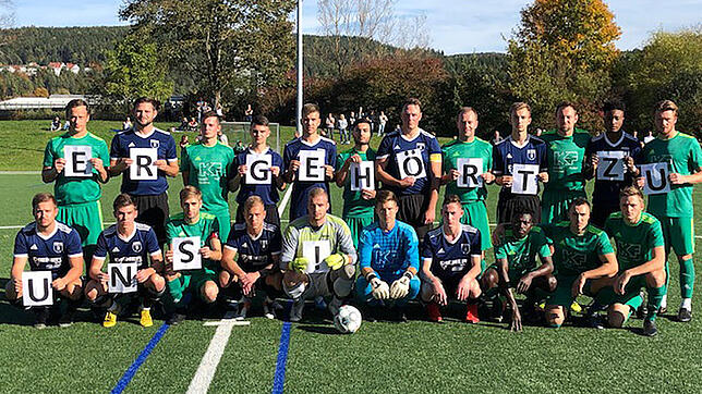 Die Spieler der SG Riedöschingen-Hondingen zeigen Solidarität mit Buba Jaiteh.