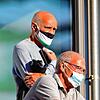 Archivbild: Hannover-96-Geschäftsführer Martin Kind (l) mit Maske auf der Tribüne.