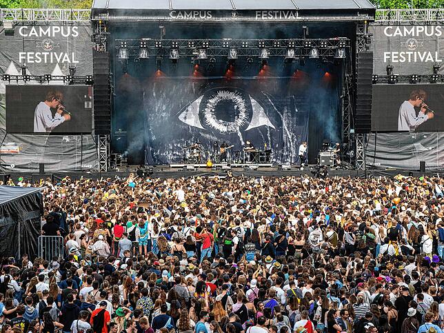 Sänger Schmyt auf der Hauptbühne beim Campus-Festival am 20. Mai 2023.