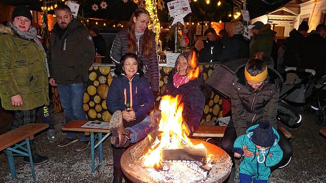 Ein wärmendes Feuer darf bei der Meßkircher Schlossweihnacht nicht fehlen (hier ein Bild von 2022). Bilder: Susanne Grimm