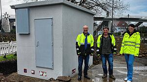Der Albbrucker Bürgermeister Stefan Kaiser (links), Ortsbaumeister Rolf Jehle und Sachbearbeiterin Ramona Mettenberger vor dem neuen ...