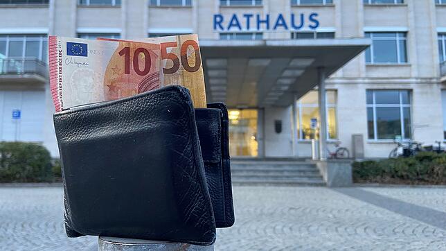 Die Stadt Singen muss auch im laufenden Jahr den Gürtel enger schnallen und weiter sparen: Der Gemeinderat hat dem städtischen ...
