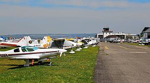 Wenn die Aero stattfindet, macht sich das auch am neben dem Messegelände gelegenen Flughafen Friedrichshafen bemerkbar.