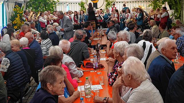 Das 33. Dorffest in Weil im Jahr 2023 war gut besucht. Hier unterhält der Musikverein Watterdingen-Weil die Gäste im Festzelt. ...