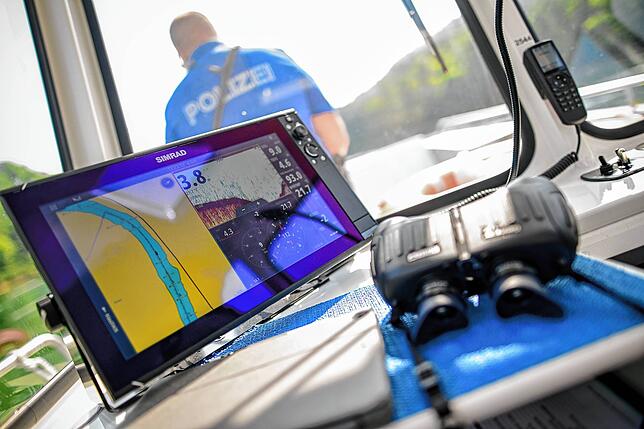 Ein moderner Bordcomputer misst die Wassertiefen und bereitet die Daten grafisch auf, sodass der Bootsführer die Gewässer unter dem Boot ...