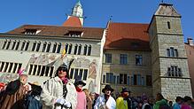 Das Überlinger Rathaus kurz vor dem Narrensturm. Noch wiegen sich der OB und die städtische Verwaltung in Sicherheit. Bild: Sylvia ...