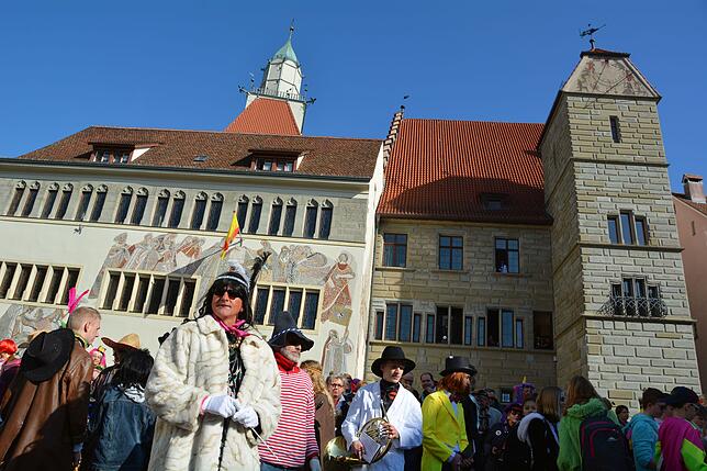 Das Überlinger Rathaus kurz vor dem Narrensturm. Noch wiegen sich der OB und die städtische Verwaltung in Sicherheit. Bild: Sylvia ...
