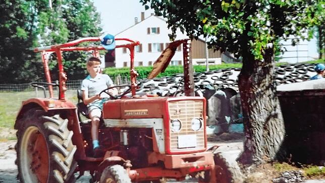 Ein waschechter Landwirt? Der fährt natürlich von klein auf Traktor. Zumindest bei Patrick Bossert war das so, wie dieses Bild aus ...