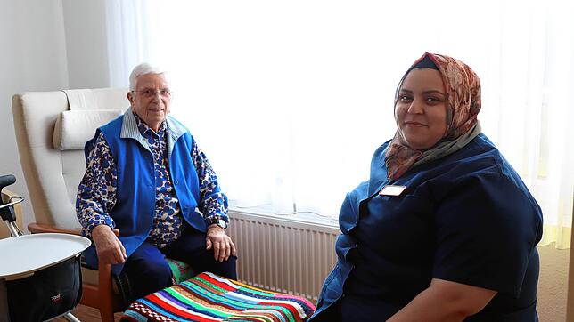 Elfriede Kistler (links) mit Bereichsleiterin Rabia Sayin im Michael-Herler-Heim in Singen. Die Frauen erzählen, wie in der Pflege noch ...
