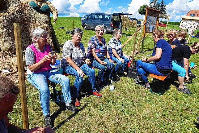 Bild 28: Aufbauarbeiten zum 11. Höchenschwander Strohskulpturen-Wettbewerb mit Bauernmarkt in Höchenschwand