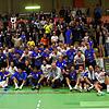Die große Familie der Volleyballer des TSV Mimmenhausen: Das Bundesliga-Team und die All Stars beim Gruppenbild nach dem Spiel vor den ...