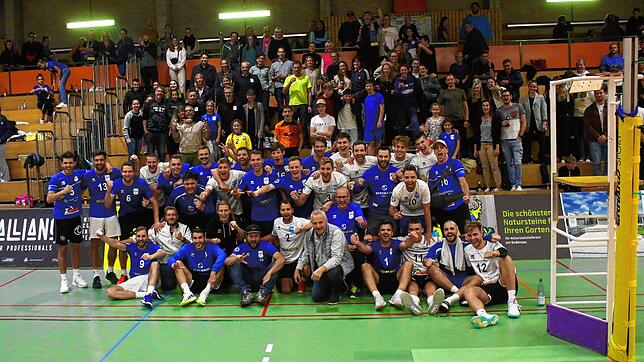 Die große Familie der Volleyballer des TSV Mimmenhausen: Das Bundesliga-Team und die All Stars beim Gruppenbild nach dem Spiel vor den ...