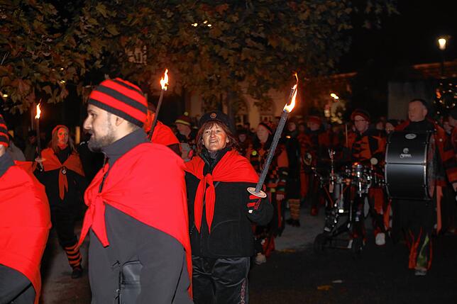 Bild 7: Dem Wasser entstiegen &ndash; Seegeister starten in die Fasnacht. Alle Foto gibt es hier