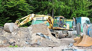 Aus dem Breitbandausbau stammender Straßenaufbruch bei Wehrhalden, der auf einem Wanderparkplatz gelagert war, wurde im Herbst 2023 ...