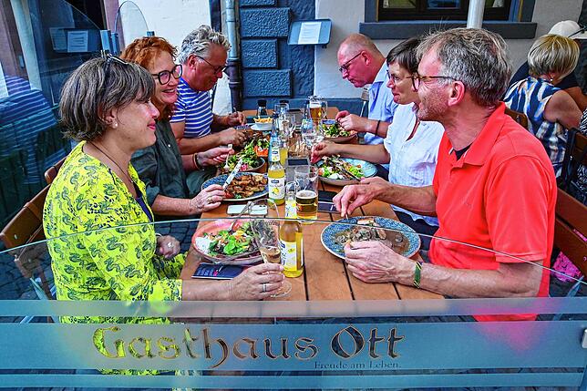 Die Färberstraße ist inzwischen mehr Feinschmecker- als Partymeile. Hier ein eine Impression im Außenbereich vom Gasthaus Ott.