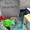 Vor vielen Türen stehen „Zu verschenken“-Kisten mit gebrauchten Sachen, die die bisherigen Eigentümer gerne loswerden wollen und zum ...