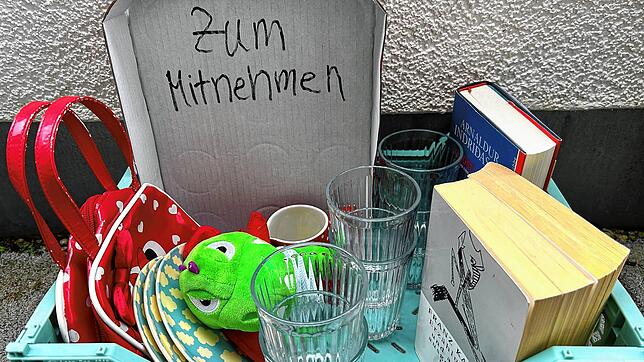 Vor vielen Türen stehen „Zu verschenken“-Kisten mit gebrauchten Sachen, die die bisherigen Eigentümer gerne loswerden wollen und zum ...