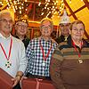 Rüdiger Dube und Wolfgang Haas (hinten) verliehen die höchste Auszeichnung der Hennenschlitter, den blauen Stern, an (vorn, von links) ...