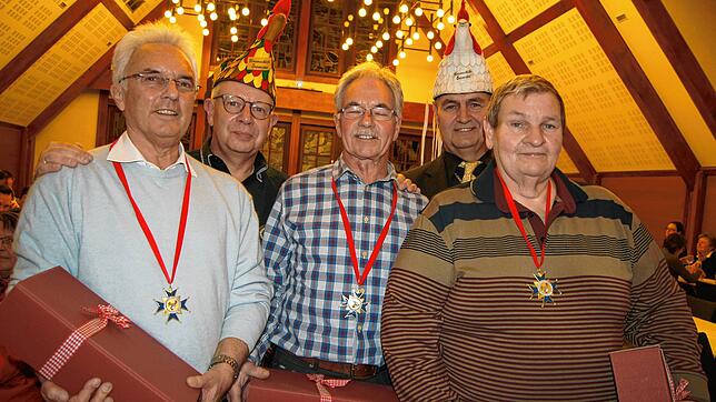 Rüdiger Dube und Wolfgang Haas (hinten) verliehen die höchste Auszeichnung der Hennenschlitter, den blauen Stern, an (vorn, von links) ...