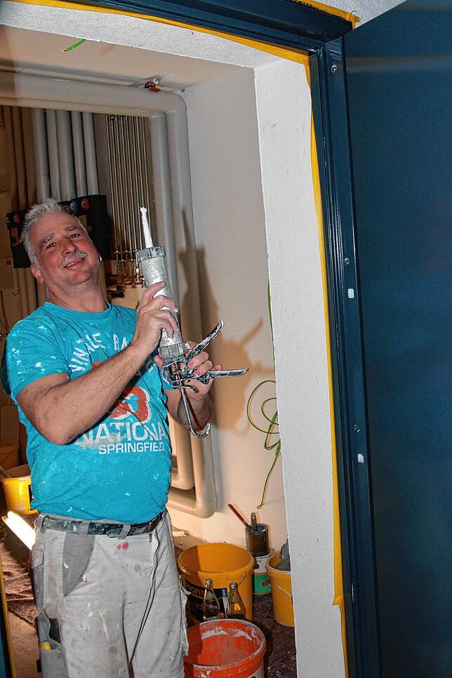 Im Untergeschoss des Bürgerzentrums ist Bauhofmitarbeiter Uwe Kratt mit Malerarbeiten beschäftigt. Bild: Cornelia Putschbach