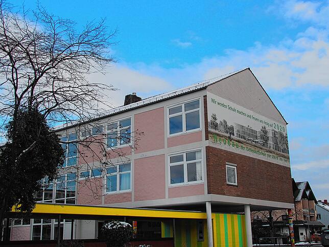 Die Vorfreude auf den Umzug ist auf der Fassade zu lesen. Die Eichendorff-Realschule zieht im Sommer in das neue Schulhaus um. An der ...