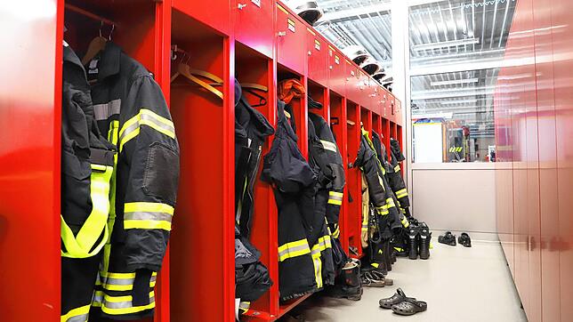 (Symbolbild) Einsatz für die Konstanzer Feuerwehr in der Nacht zum Montag. Die Einsatzkräfte mussten eine durch den starken Wind ...