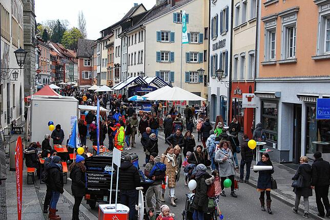 Anlässlich des Überlinger Frühlings mit verkaufsoffenen Sonntag war die Münsterstraße voller Menschen. Es war nicht nur das erste Mal ...
