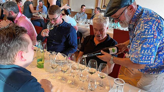 Die Preisträger zur Verkostung im Glas: Im Spiegelsaal des Neuen Schlosses wurden die Urkunden vergeben und die Weine vorgestellt.