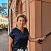 Petra Dorfmeister steht vor dem Eingang des Tiengener Rathauses. Am Montag, 15. August, wird die 51-Jährige hier ihren Dienst als Erste ...