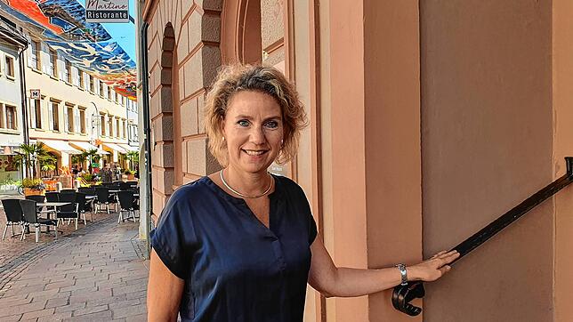 Petra Dorfmeister steht vor dem Eingang des Tiengener Rathauses. Am Montag, 15. August, wird die 51-Jährige hier ihren Dienst als Erste ...