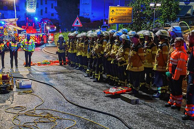An der gemeinsamen Übung waren 35 Feuerwehrleute, zehn Helfer des DRK und drei Mitarbeiter des Ordnungsamts beteiligt. Lob für die gute ...