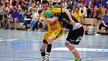 Hart umkämpftes vorletztes Heimspiel: Der Konstanzer Lars Michelberger (links) im Duell mit Peter Walz vom ThSV Eisenach.